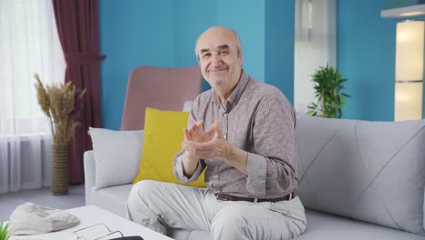 Elderly-man-looking-at-camera-and-clapping.